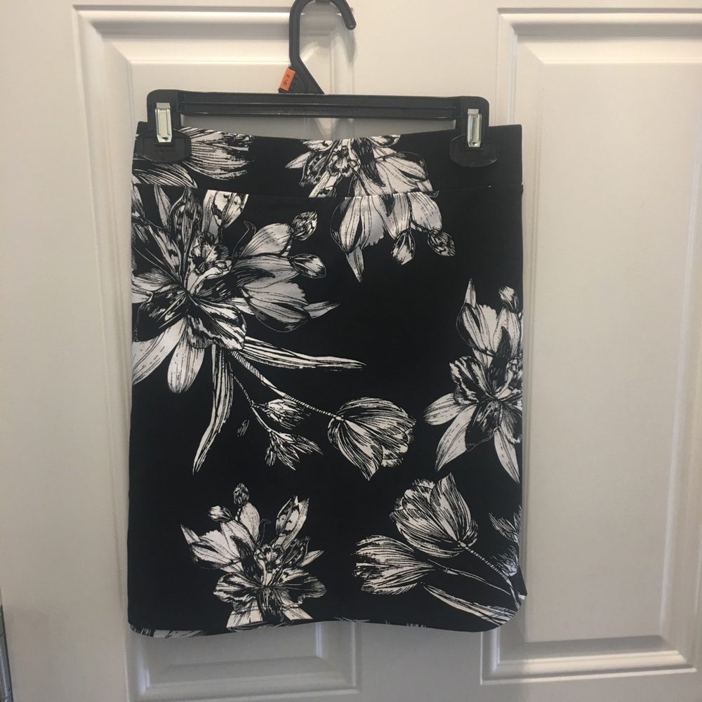 Le chateau skirt blk/white pattern w stretch